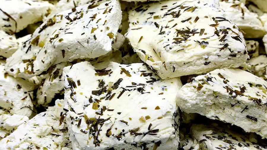 Van yöresine ait doğal otlu peynir – vandangelsin.com
