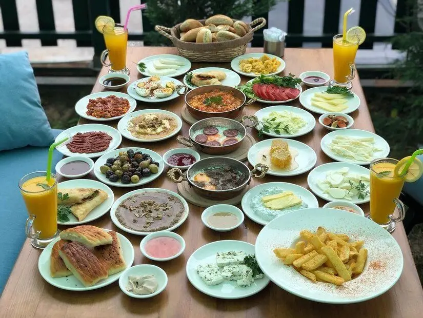 “Vandangelsin Van kahvaltısı – otlu peynir, murtuğa, bal, kaymak ve yöresel lezzetlerle dolu geleneksel Van sofrası.”